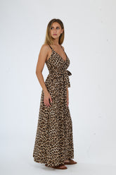 Elegante vestito lungo leopardo con scollo profondo e gonna fluida, per un look accattivante.