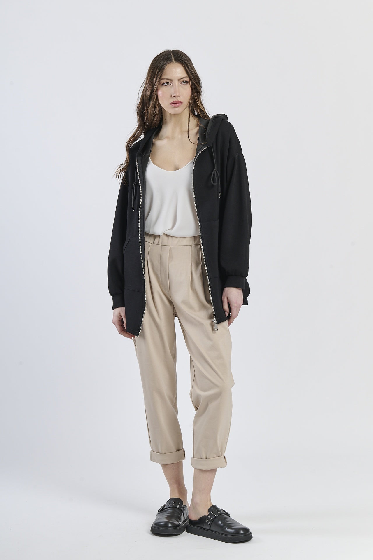 Felpa con cappuccio nera, zip frontale, taglio oversize, stile iconico