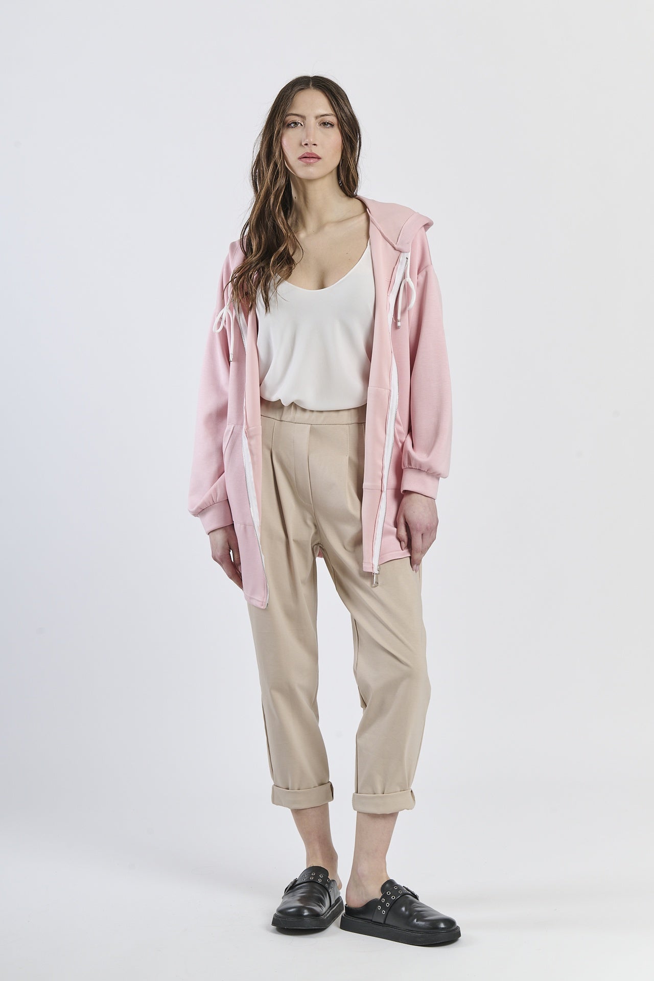 Felpa oversize rosa, cappuccio con lacci, abbigliamento tenero, atmosfera romantica