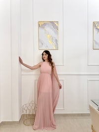 Figura in abito lungo rosa elegante, scenario lago 