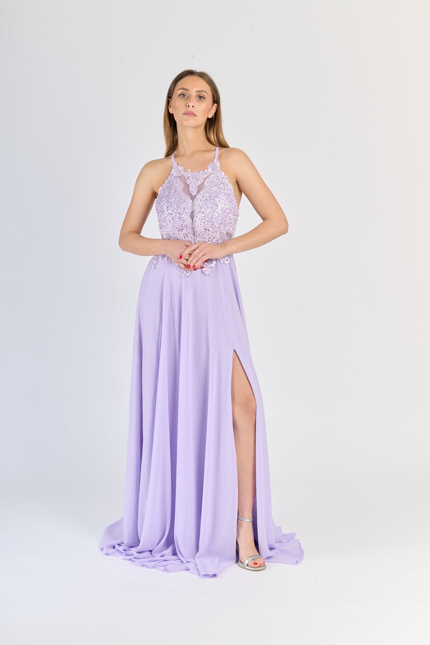 Gown Lilla con scollatura halter, pizzo decorativo e gonna sfarfallante
