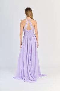 Gown Lilla romantico: pizzo sul busto, gonna fluida e slittino suggestivo
