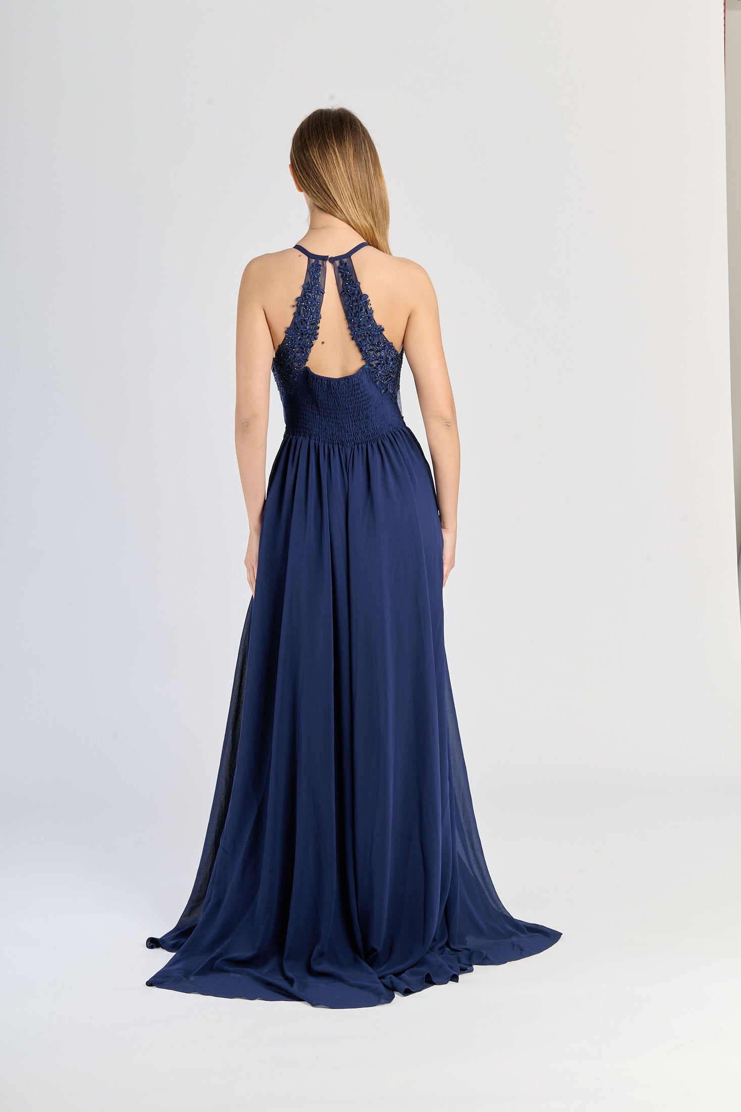 Gown Navy classica: pizzo sul busto, gonna fluida e slittino suggestivo