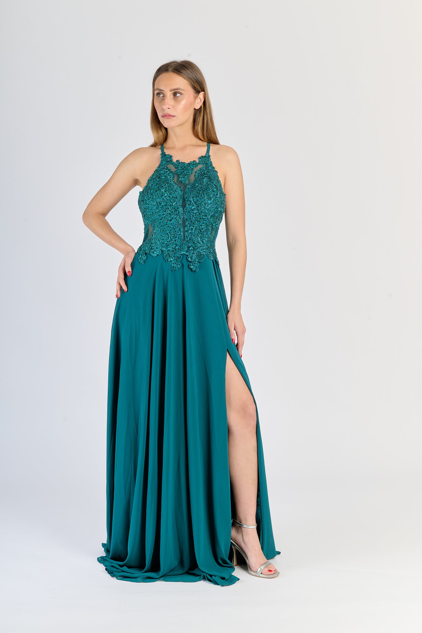 Gown Ottanio con scollatura halter, pizzo decorativo e gonna sfarfallante