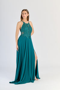 Gown Ottanio rassicurante: pizzo sul busto, gonna fluida e slittino suggestivo