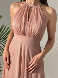 Donna con abito lungo rosa, collo alto a nodo