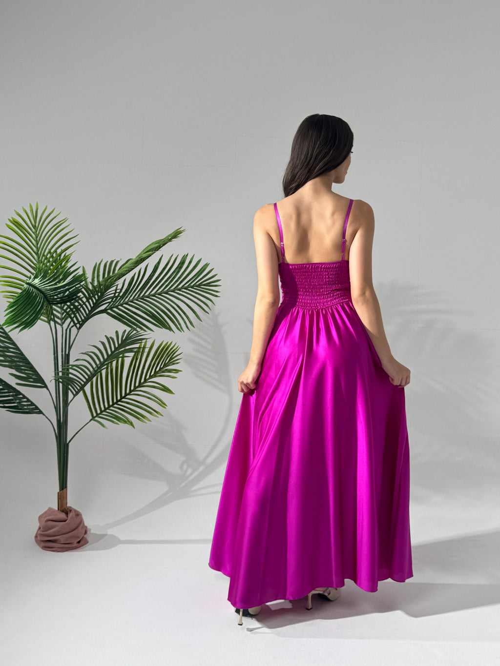 Abito elegante fuxia, tessuto satinato con falda ampia e fluida