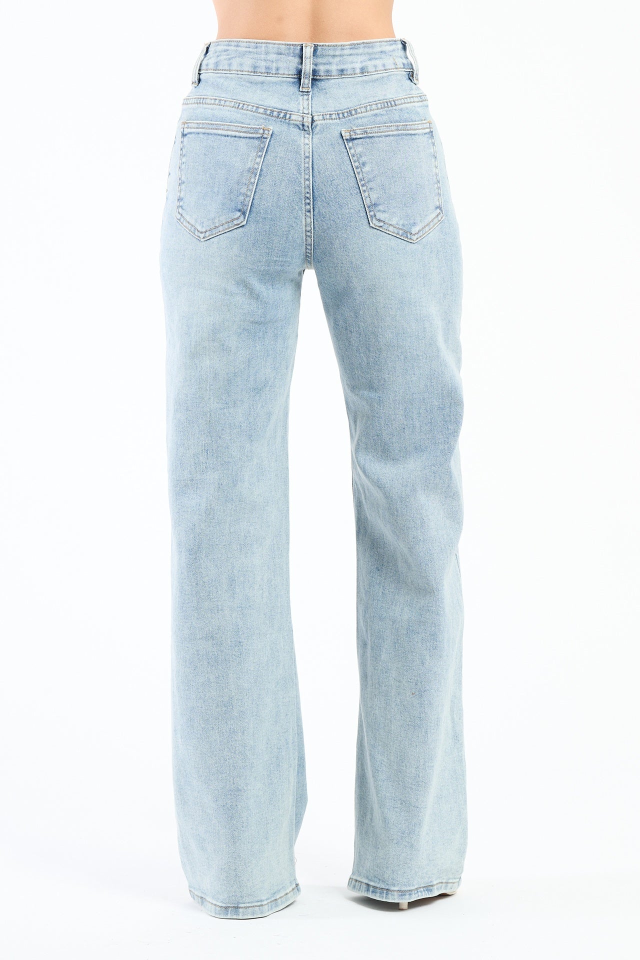 Jeans a gamba dritta e tinta chiara, ideali per un look casual - elegante, visualizzati online.