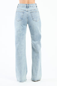 Jeans a gamba dritta e tinta chiara, ideali per un look casual - elegante, visualizzati online.
