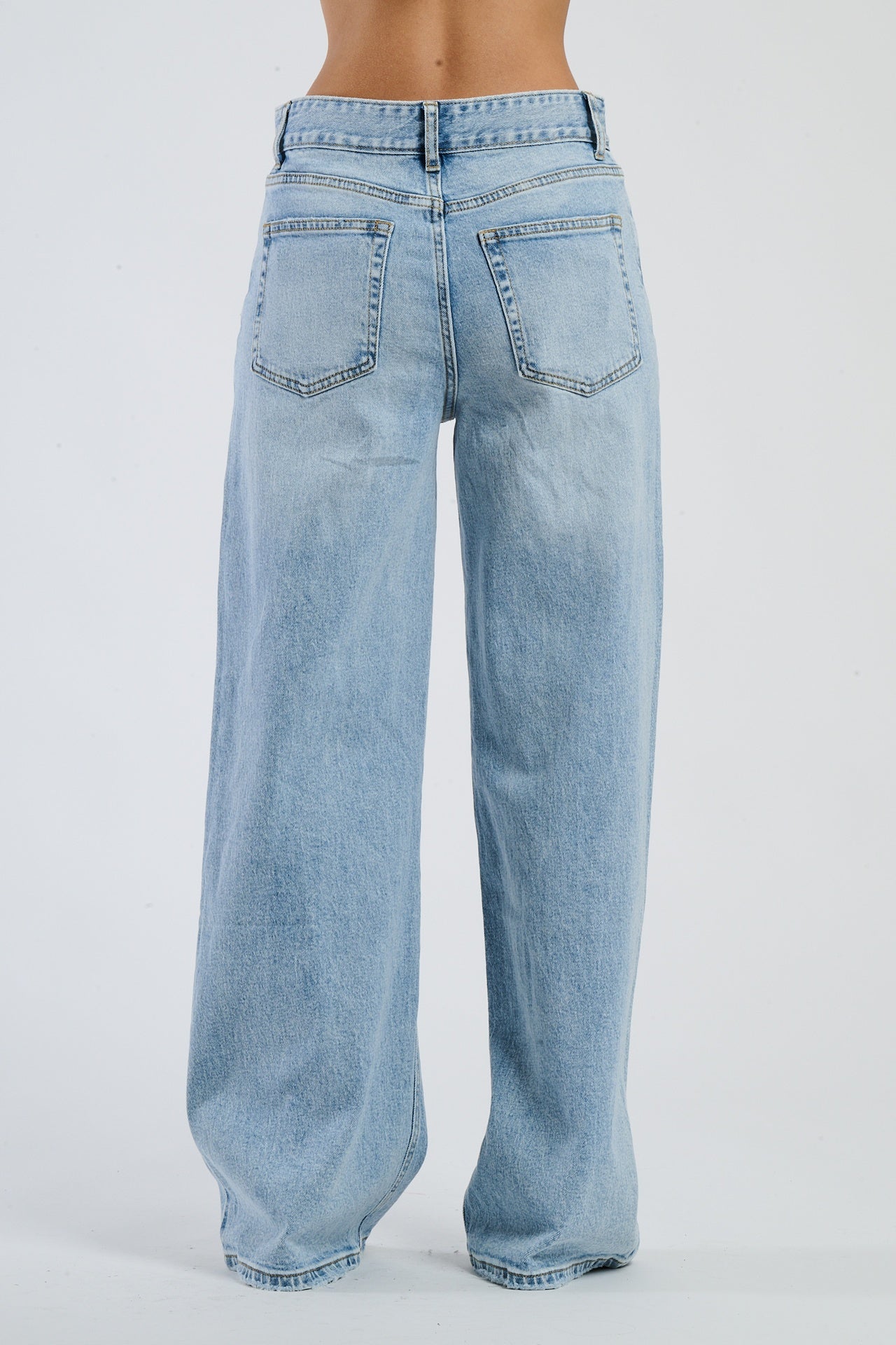 Jeans stretchi in denim di alta qualità, che sottolineano la forma delle gambe.