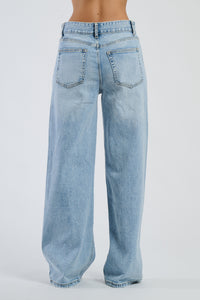 Jeans stretchi in denim di alta qualità, che sottolineano la forma delle gambe.