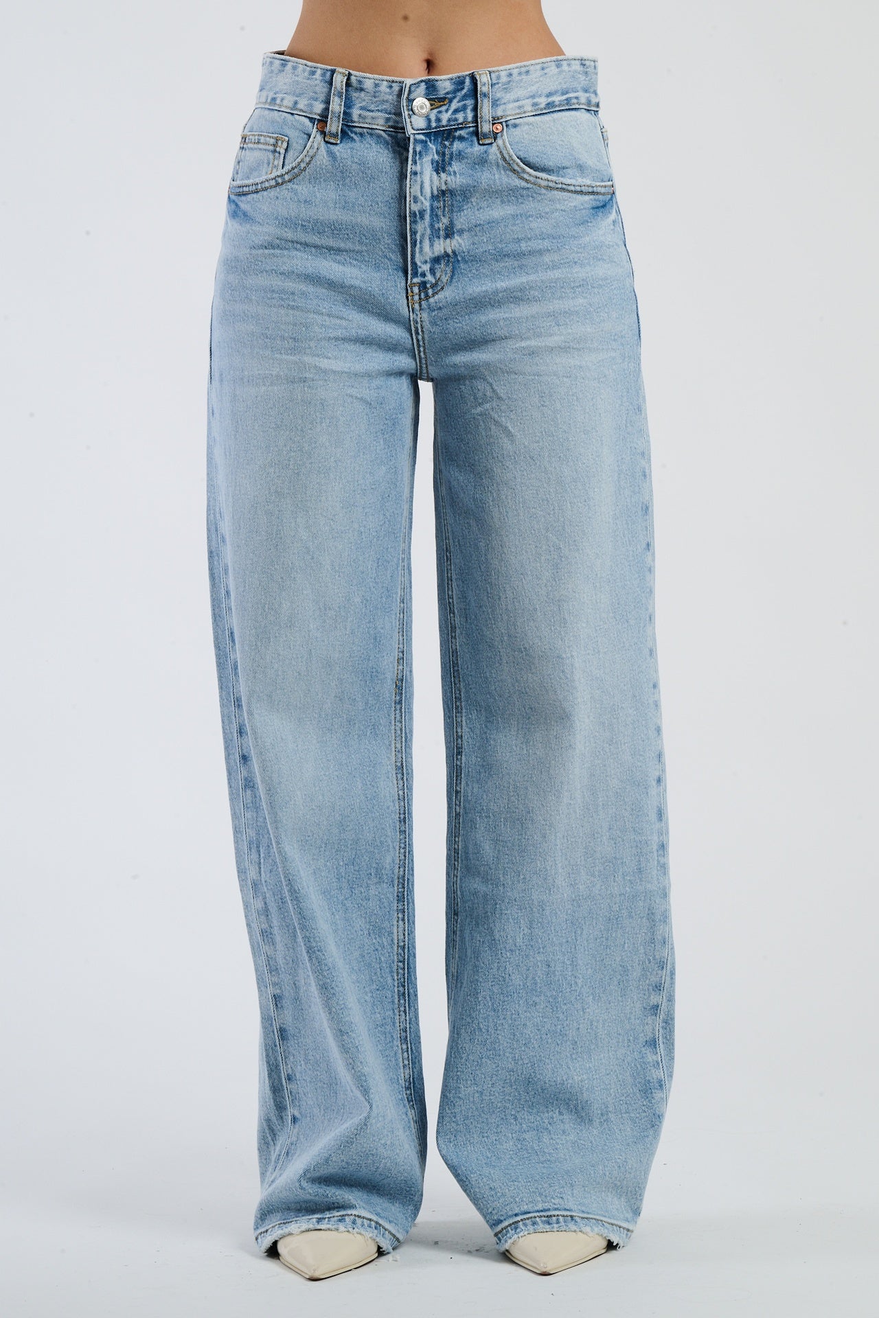 Jeans flare con un tocco di vintage, perfetti per creare un look retro e accattivante.