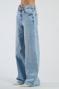 Jeans a gamba ampia in un tono blu chiaro, ideali per un'estetica casual e trendy.