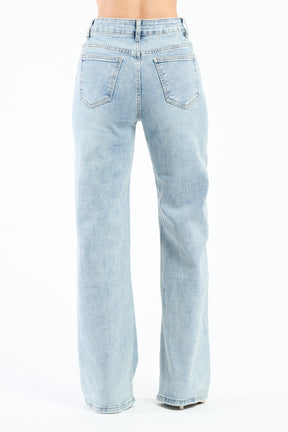 Jeans a gamba dritta e tinta chiara, ideali per un look casual - elegante, visualizzati online.