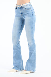 Jeans a gamba dritta di alta qualità, ideali per abbinamenti versatili, mostrati online.