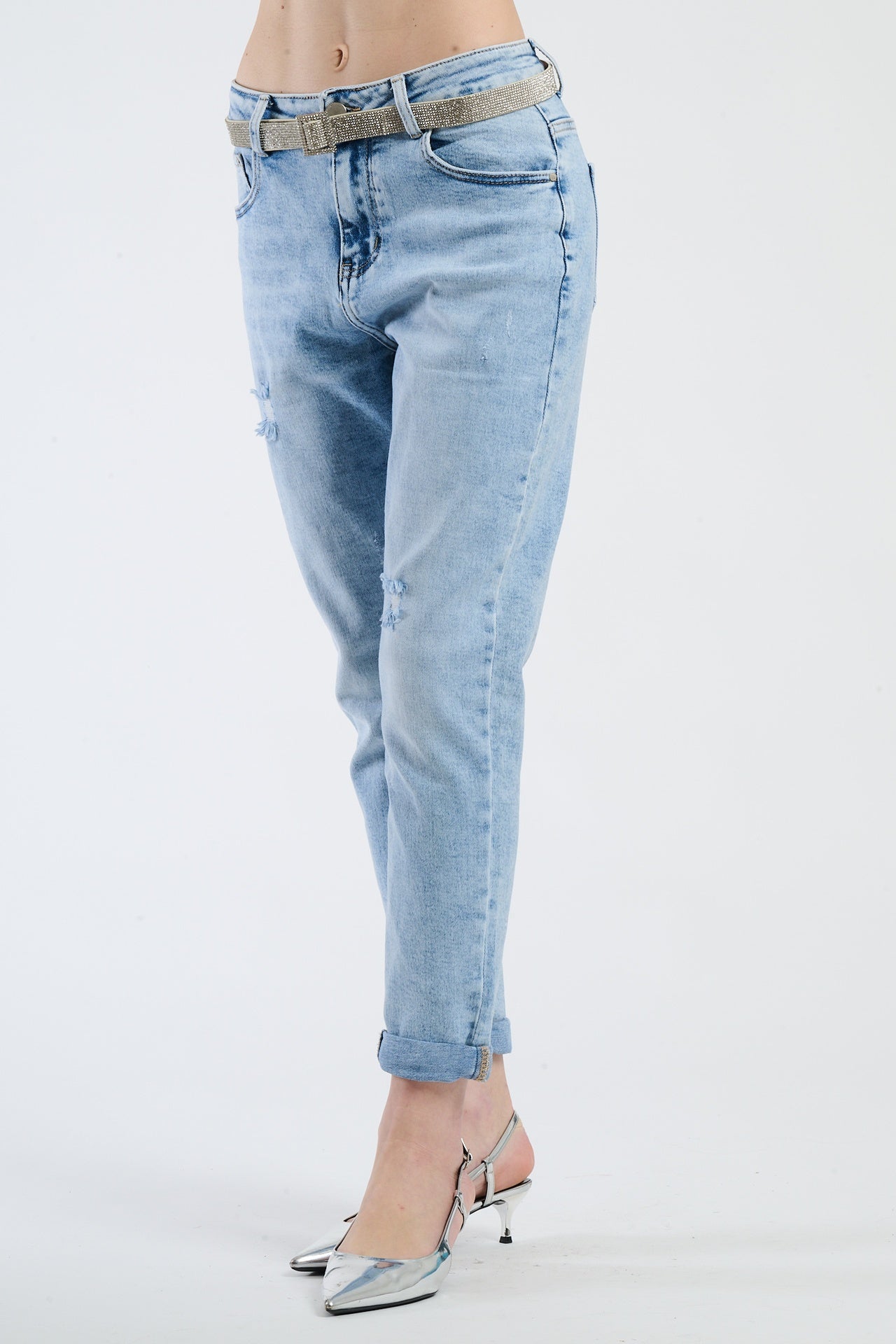 Jeans a gamba dritta con effetto used leggero, visualizzati in un’e