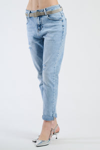 Jeans a gamba dritta con effetto used leggero, visualizzati in un’e