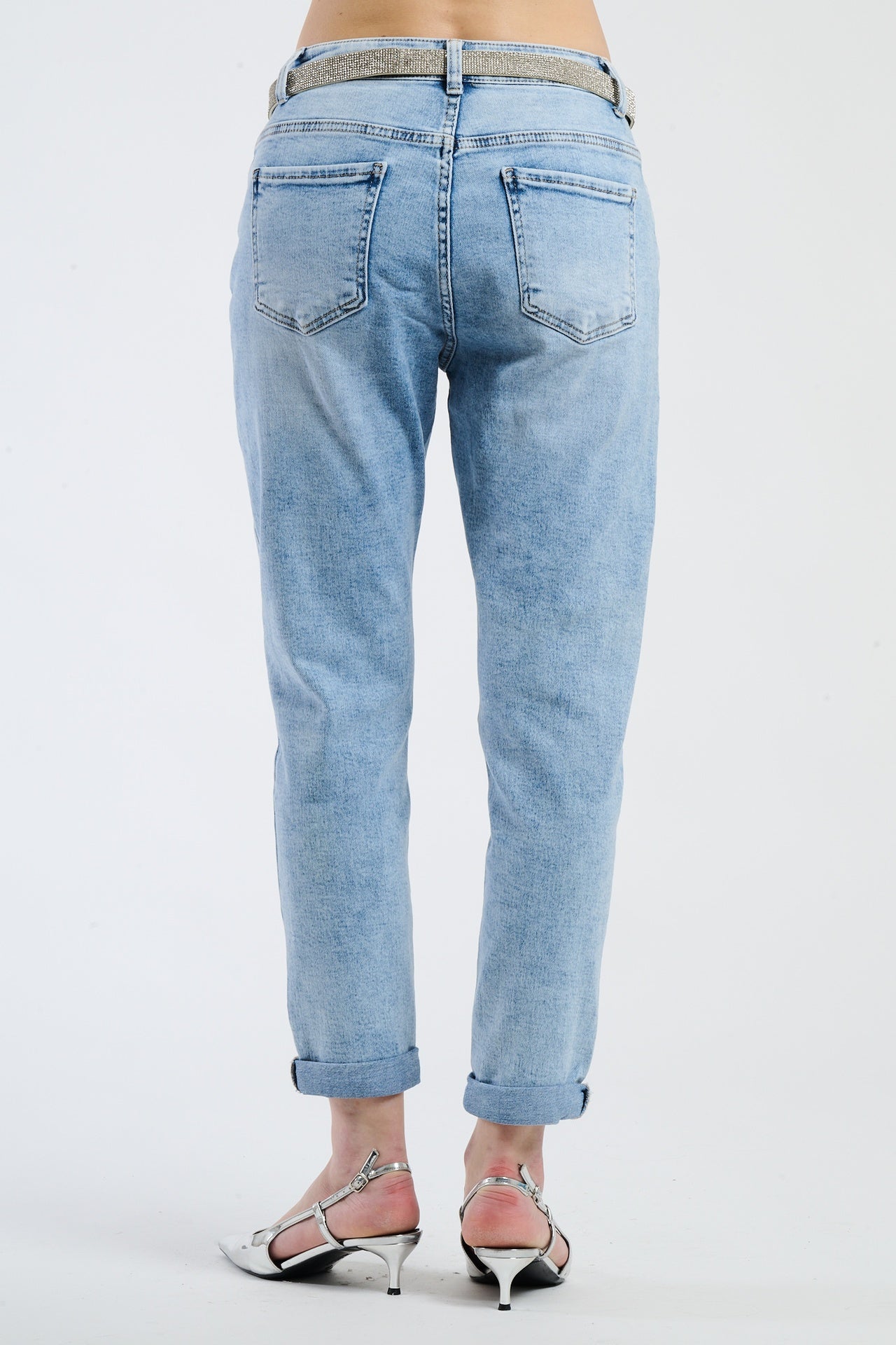 Jeans a gamba dritta con effetto used leggero, visualizzati in un’e - commerce semplice e diretto.