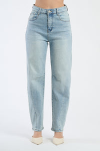 Jeans azzurri con un look moderno visualizzati su 