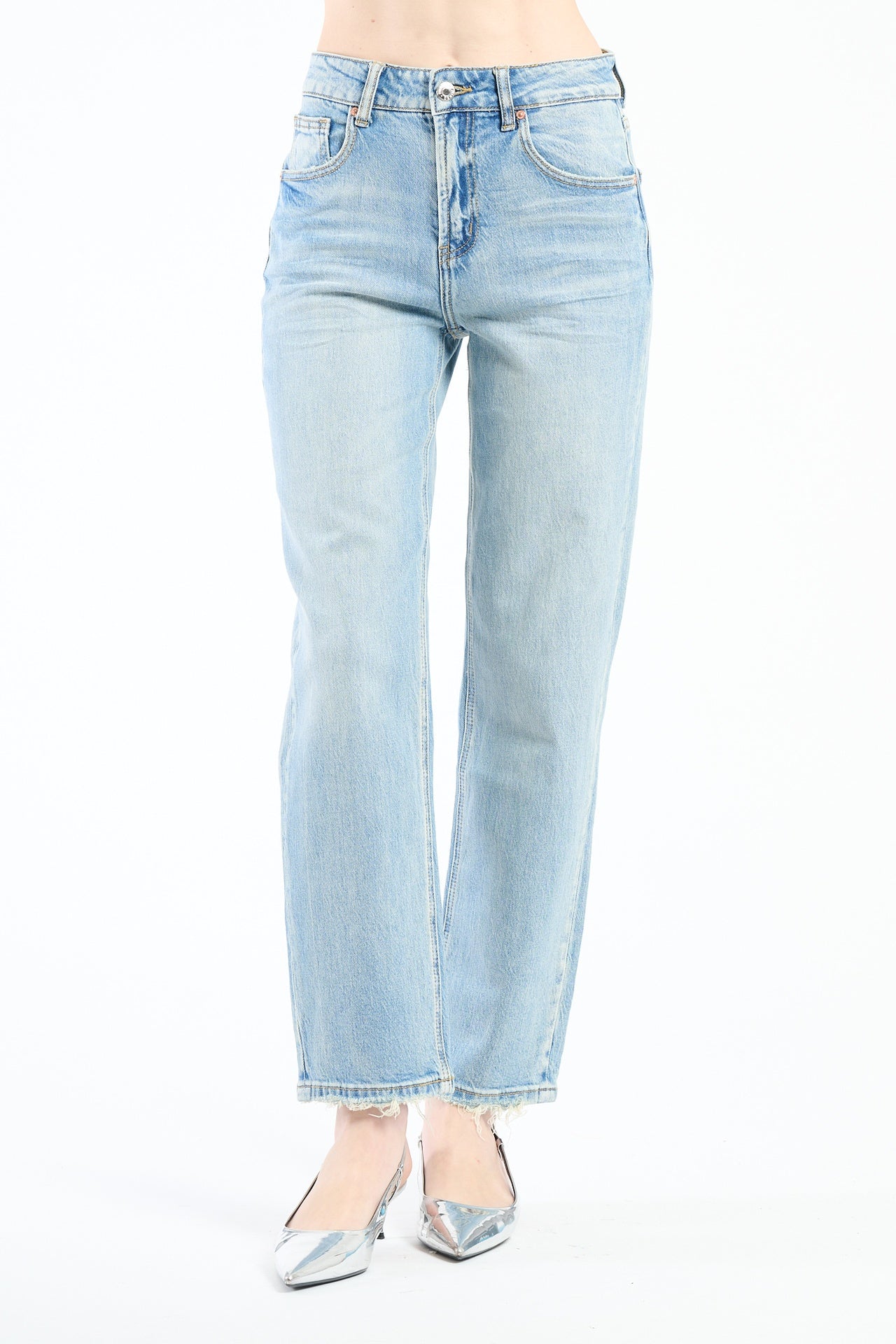 Jeans azzurri a gamba dritta su una modella, stile casual e trendy.