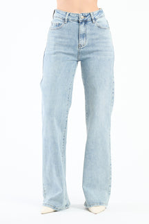 Jeans azzurri skinny, perfetti per esaltare la silhouette, presentati in un layout web chiaro.