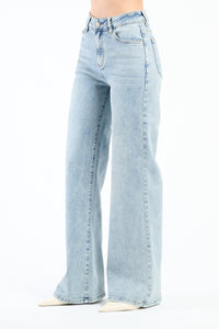 Jeans azzurri slim fit con finiture chiare, mostrati in un’interfaccia di e - commerce intuitiva.