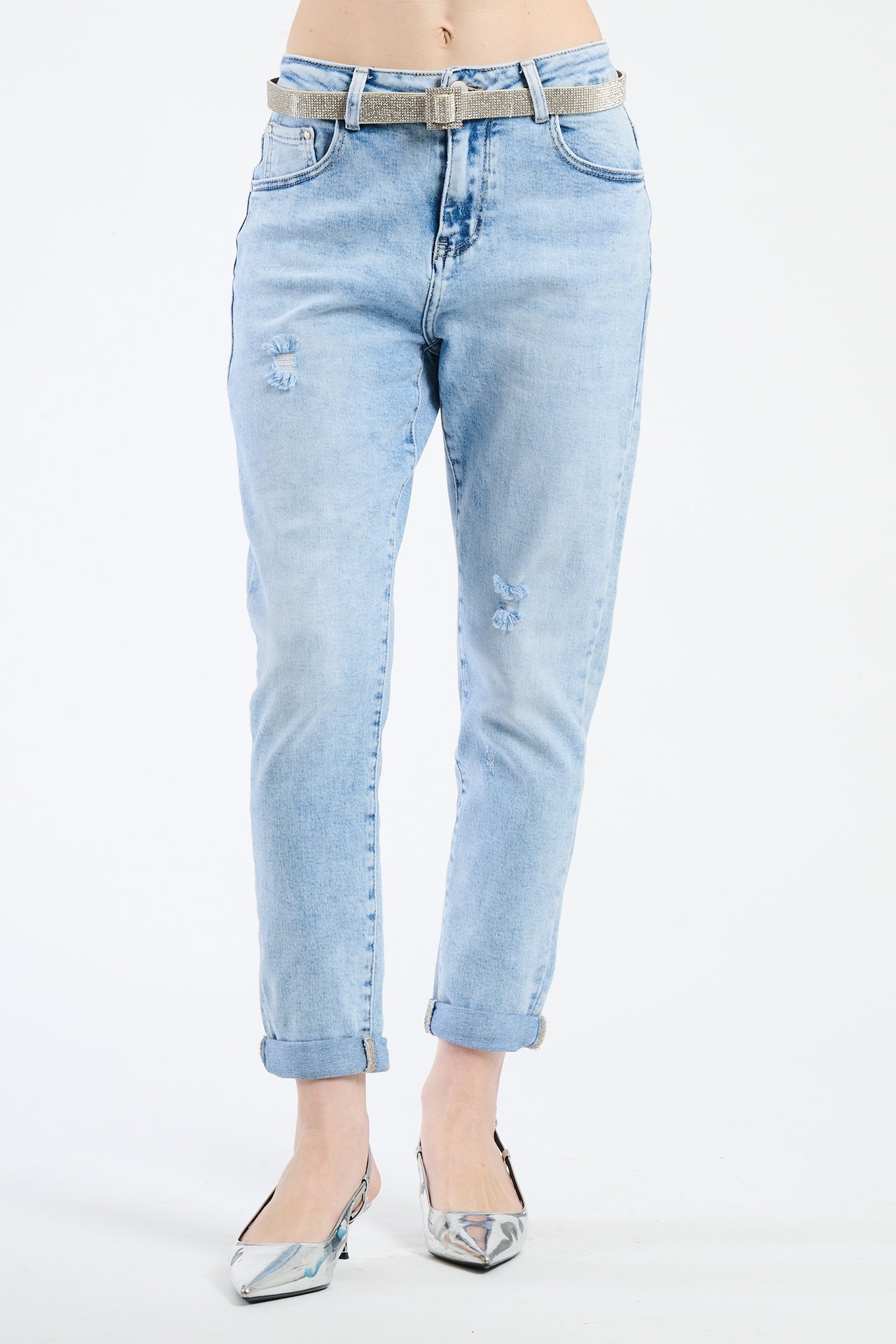 Jeans azzurri slim fit, perfetti per un look urbano, presentati in un layout di prodotto chiaro.