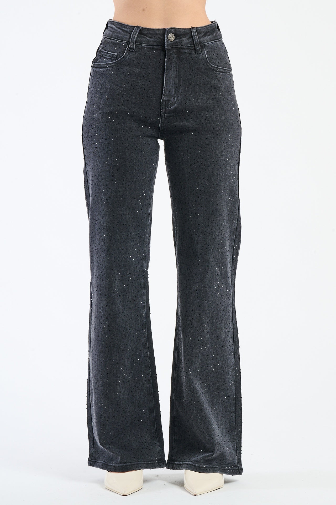 Jeans nero a gamba dritta di denim leggero, perfetti per l’estate, presentati in un formato digitale.