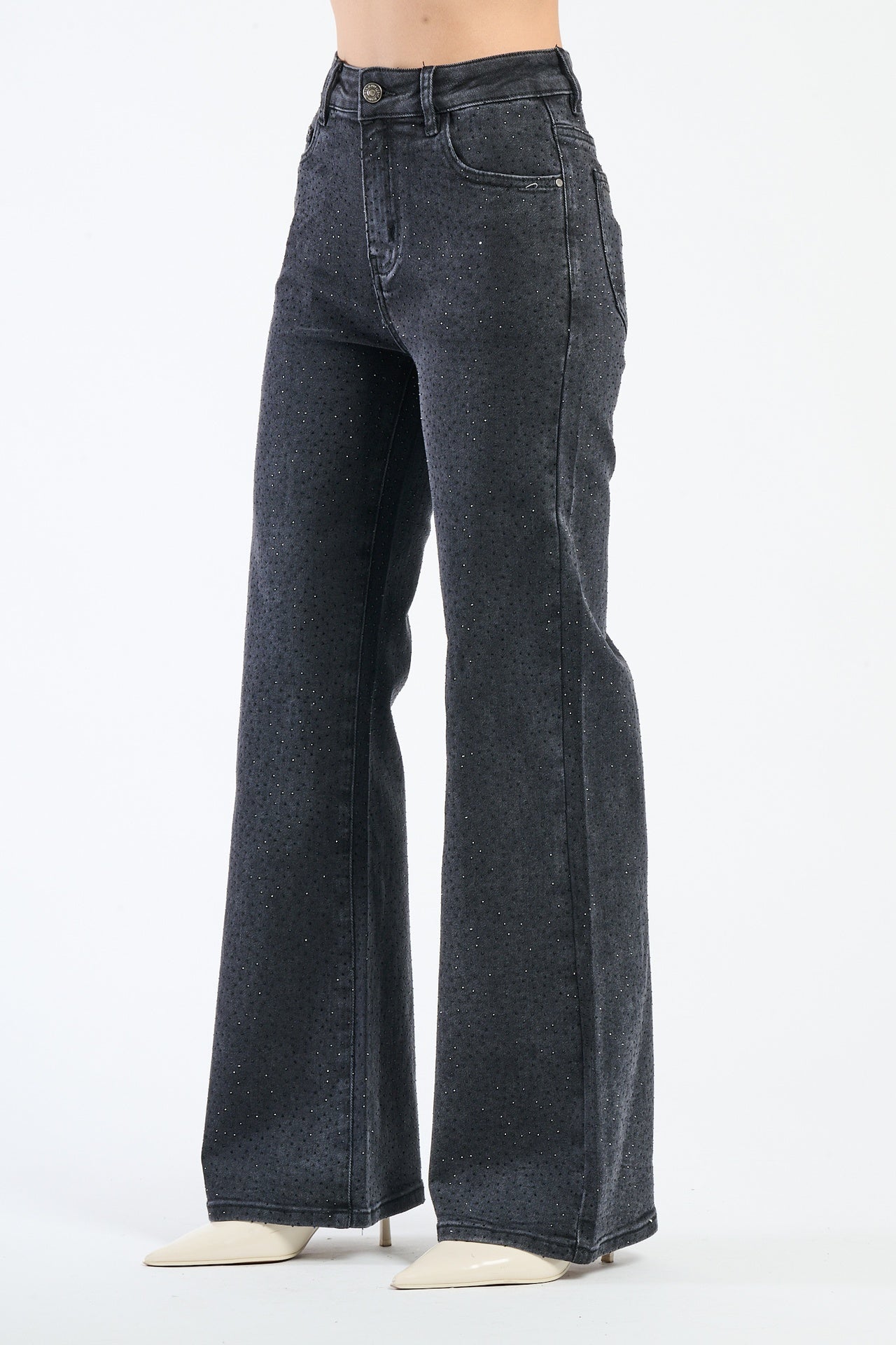 Jeans nero skinny, perfetti per esaltare la silhouette, presentati in un layout web chiaro.