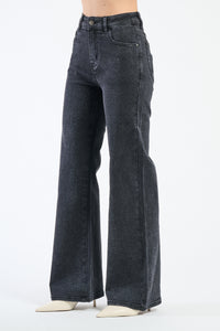Jeans nero skinny, perfetti per esaltare la silhouette, presentati in un layout web chiaro.