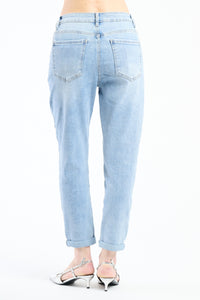 Jeans stretchi con un leggero distretto, che offrono comfort e stile contemporaneo.