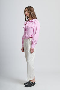 Look moderno: camicia rosa a righe e pantaloni bianchi svasati