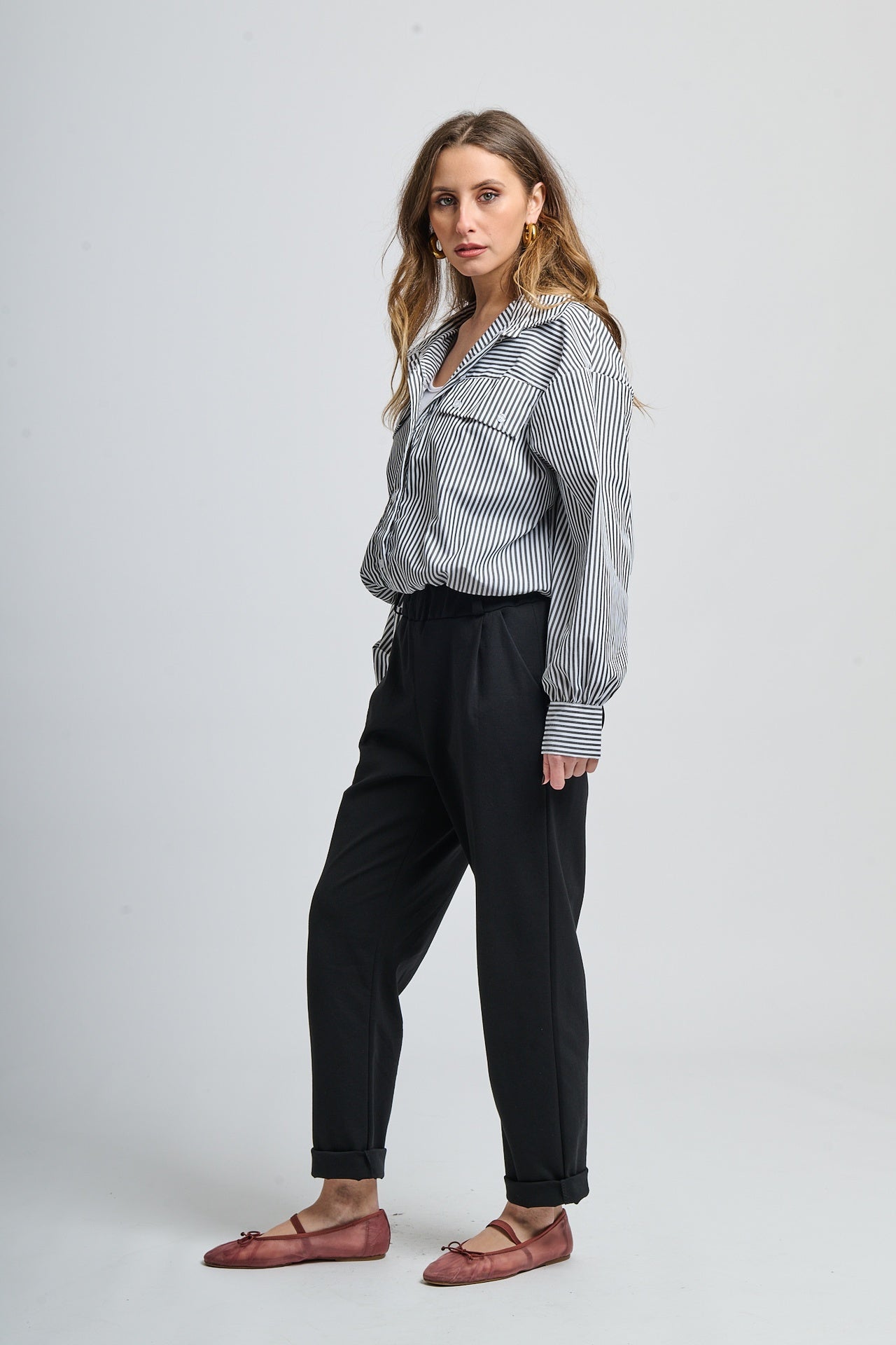 Look moderno: camicianeroa righe e pantaloni bianchi svasati