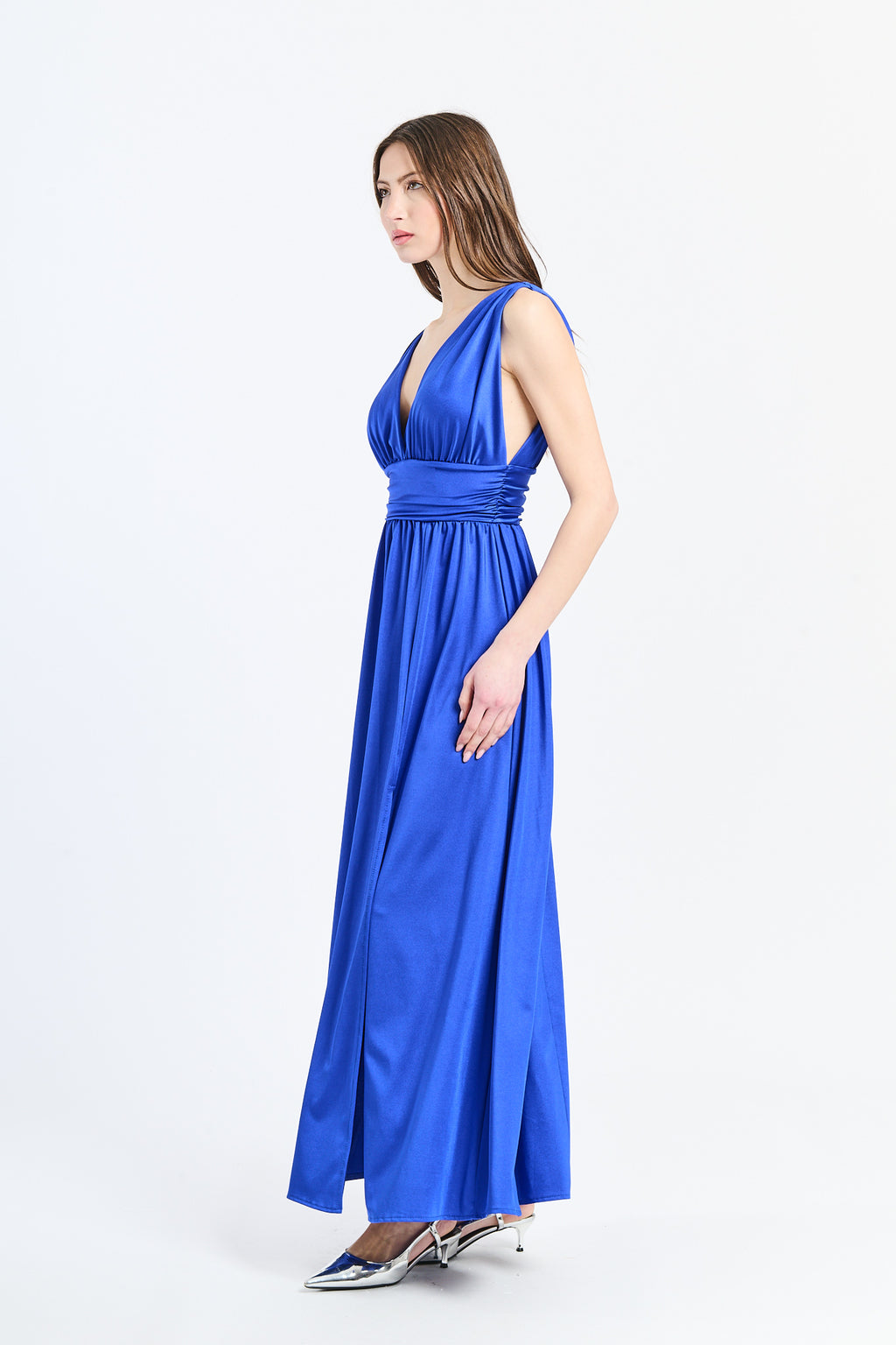 Lungo abito Bluette senza maniche con dettagli di pizzo alla vita, perfetto per occasioni sofisticate e eleganti.