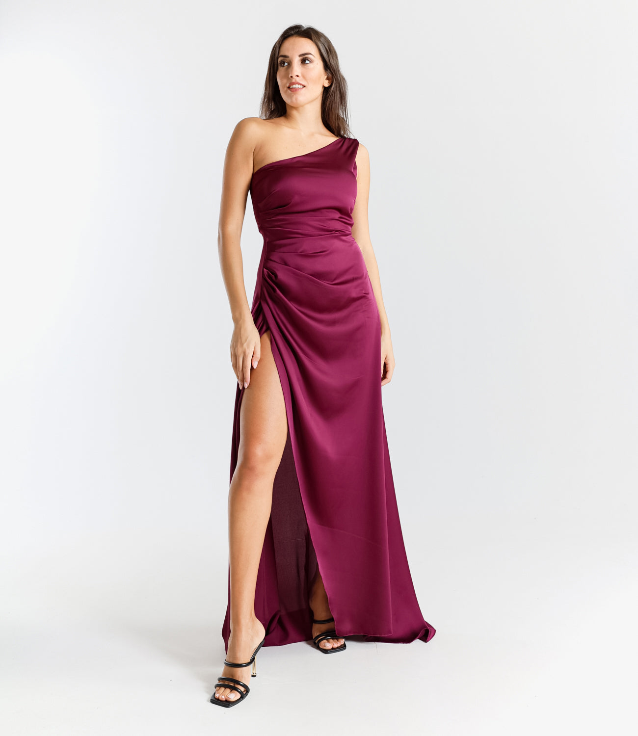 Lungo abito Bordo monospalla con svasatura alta, perfetto per uno stile elegante e sensuale.