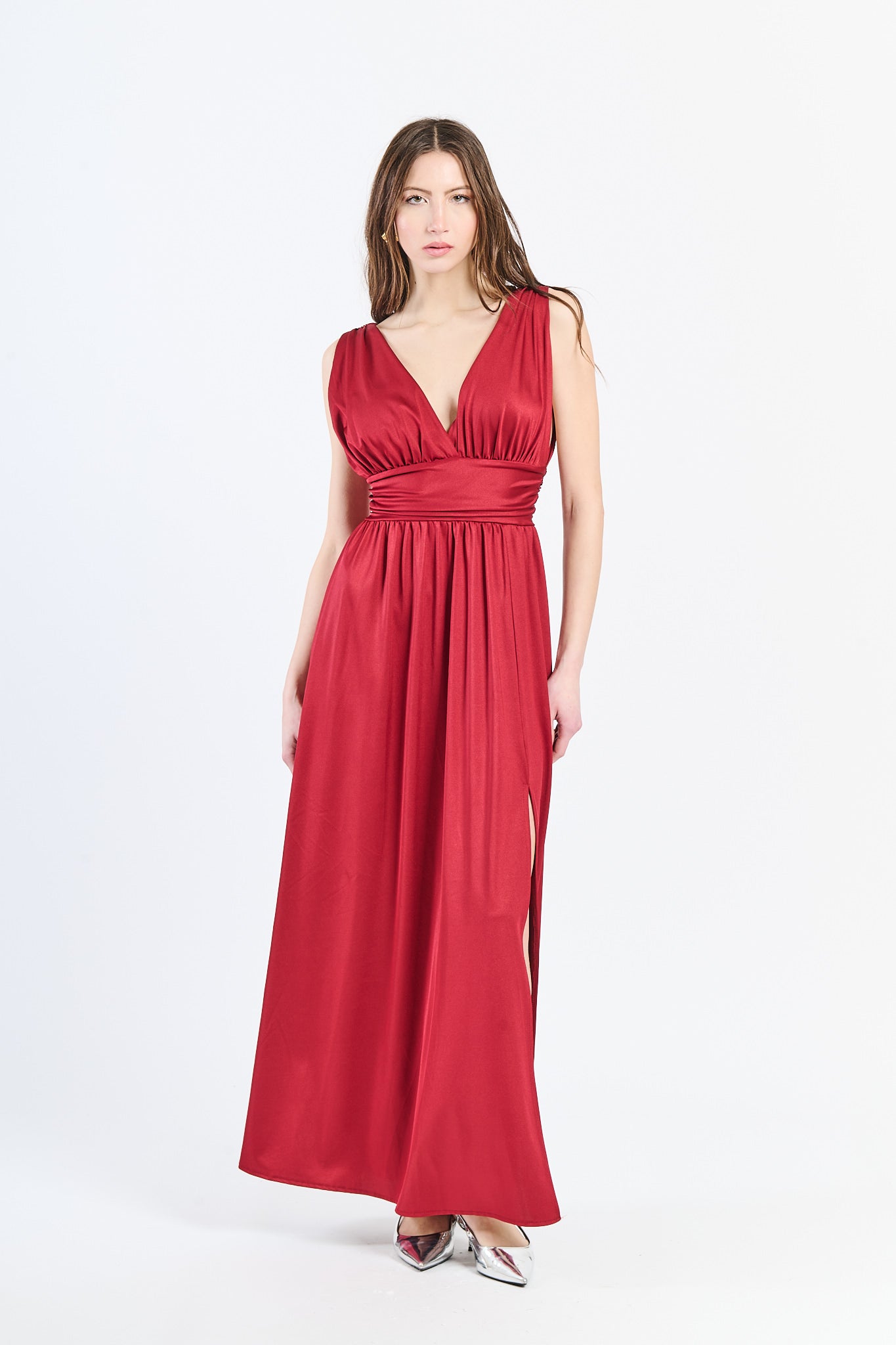 Lungo abito Bordo senza maniche con scollo a V profondo e vita in pizzo, perfetto per uno stile elegante e sensuale.