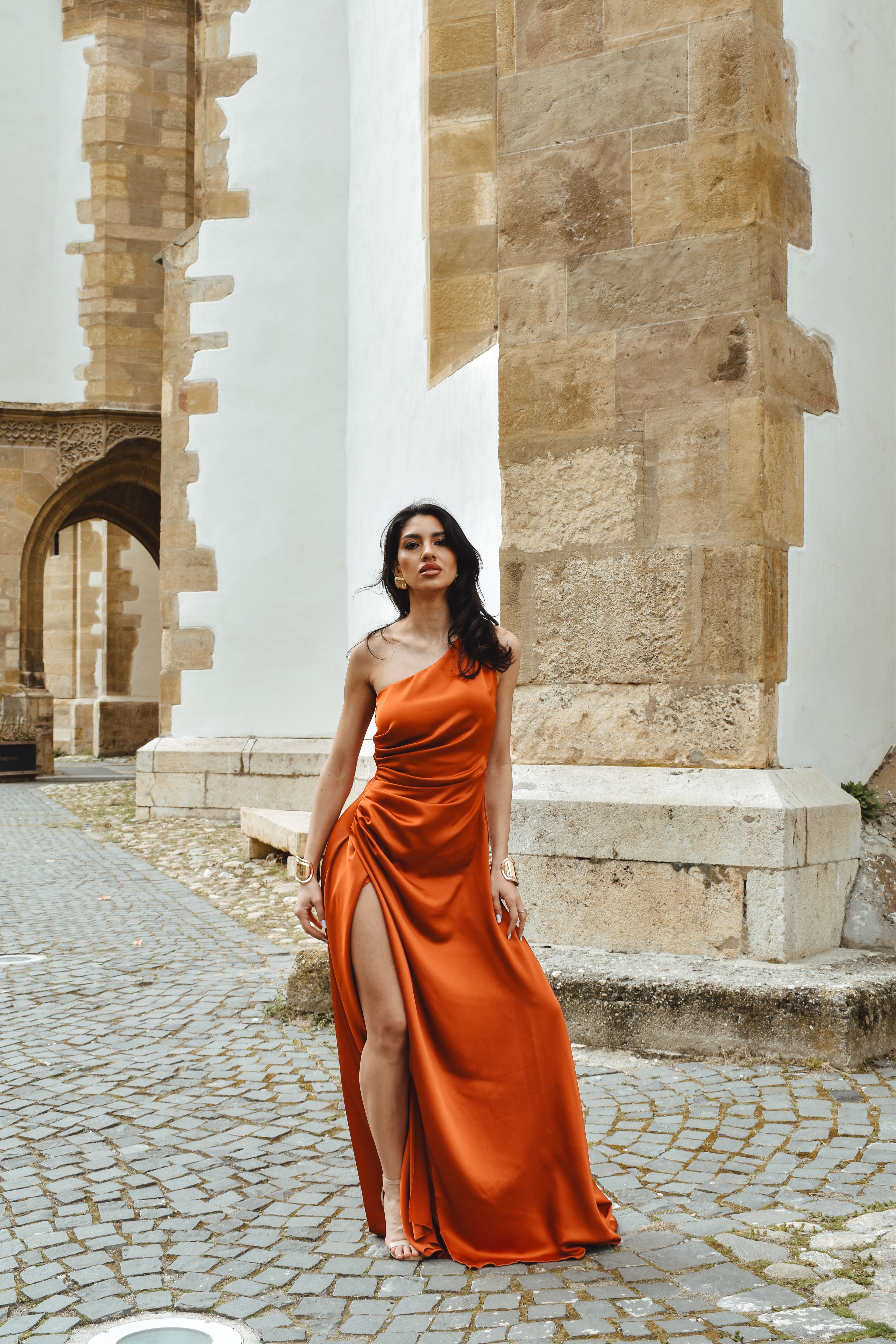 Vestito Marmalade con taglio monospalla e gonna fluida