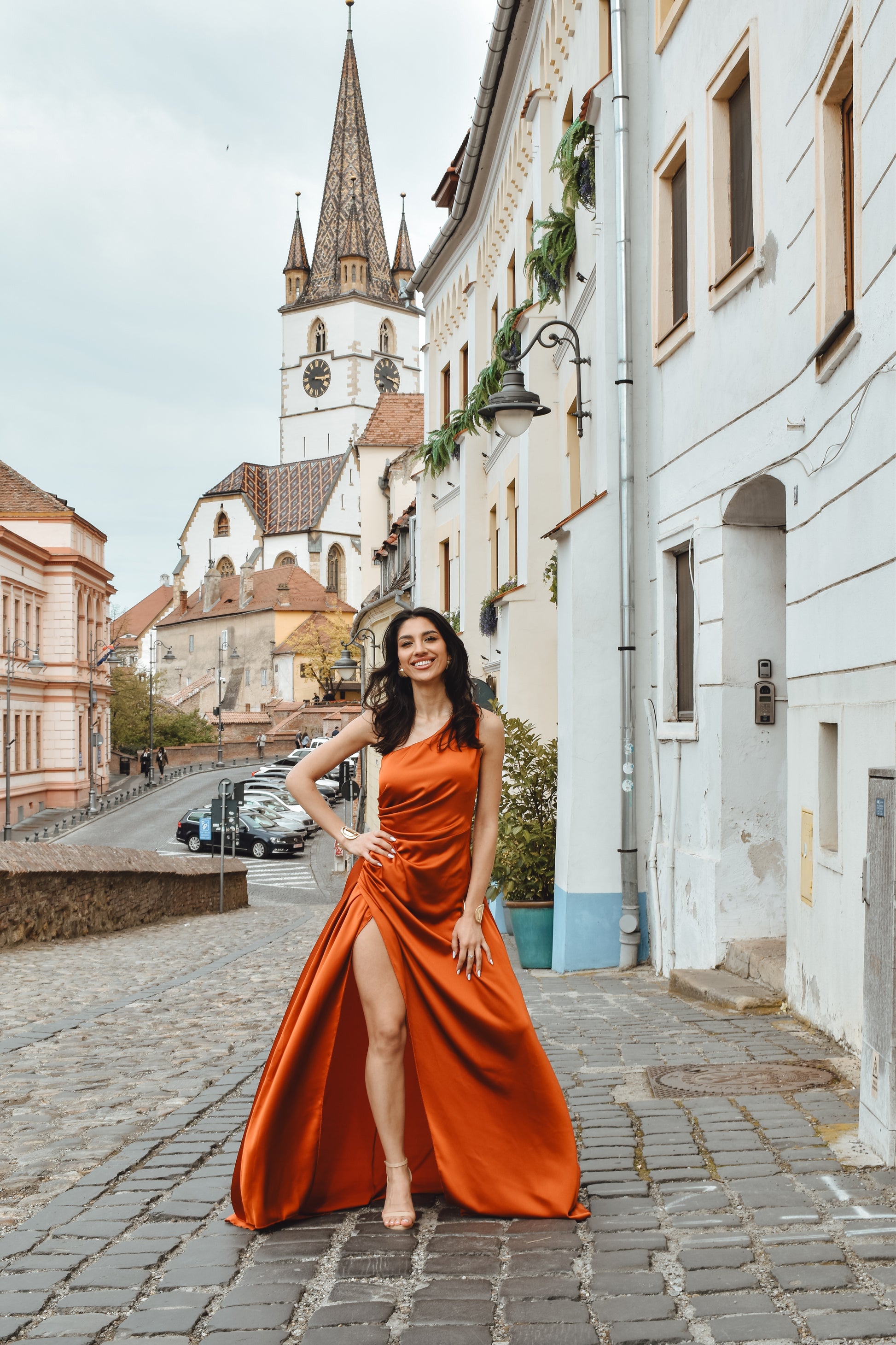 Abito Marmalade in tessuto lucido con svasatura decorativa, per uno stile affascinante e sofisticato.