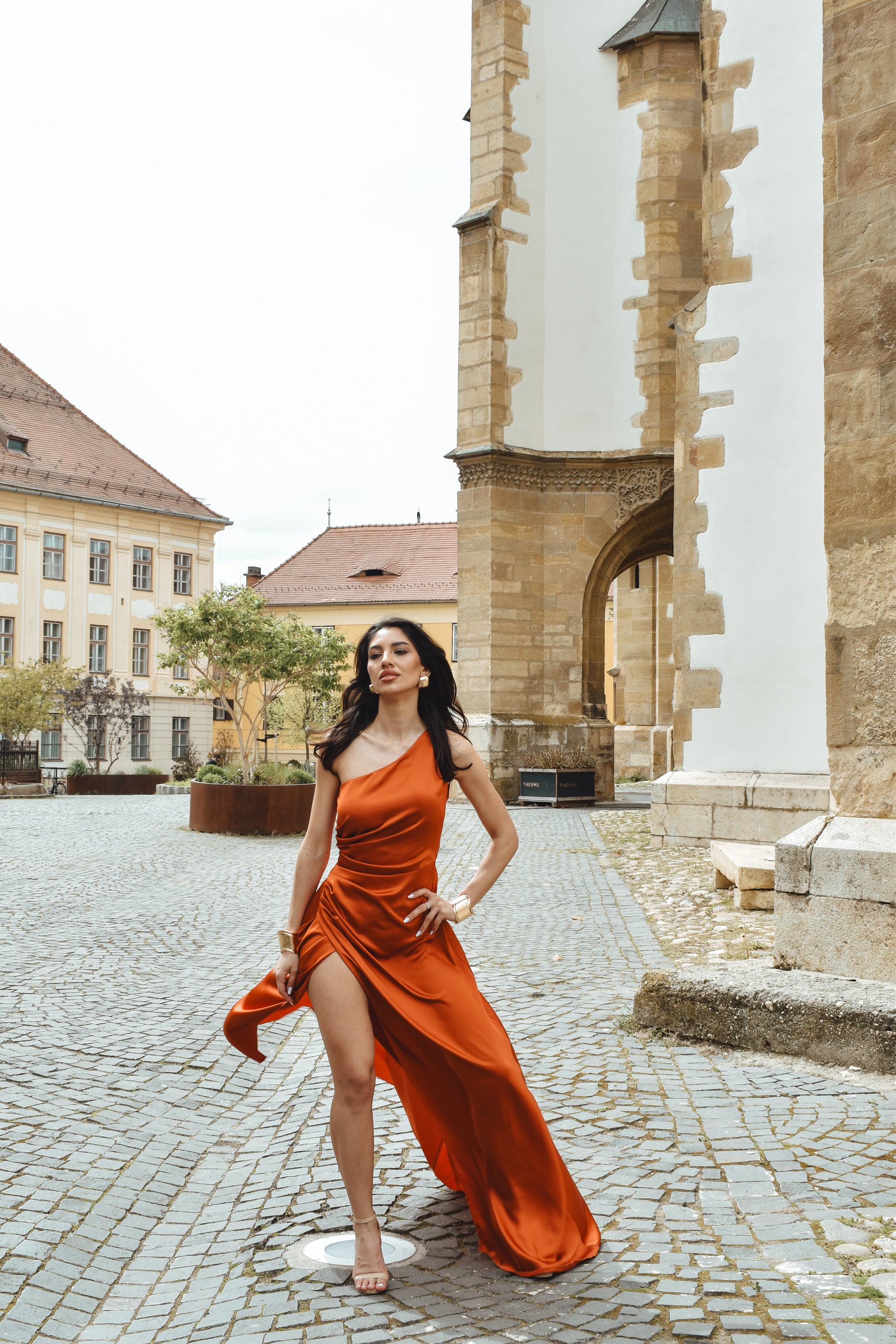 Lungo abito Marmalade monospalla con silhouette avvolgente, perfetto per occasioni in cui si vuole stupire.