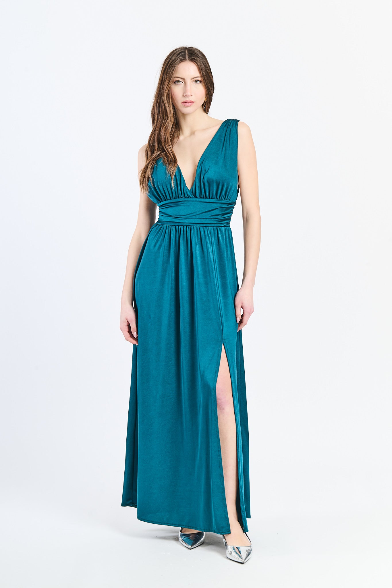 Lungo abito Verde.S senza maniche con scollo a V profondo e vita in pizzo, perfetto per uno stile rinfrescante ed elegante.