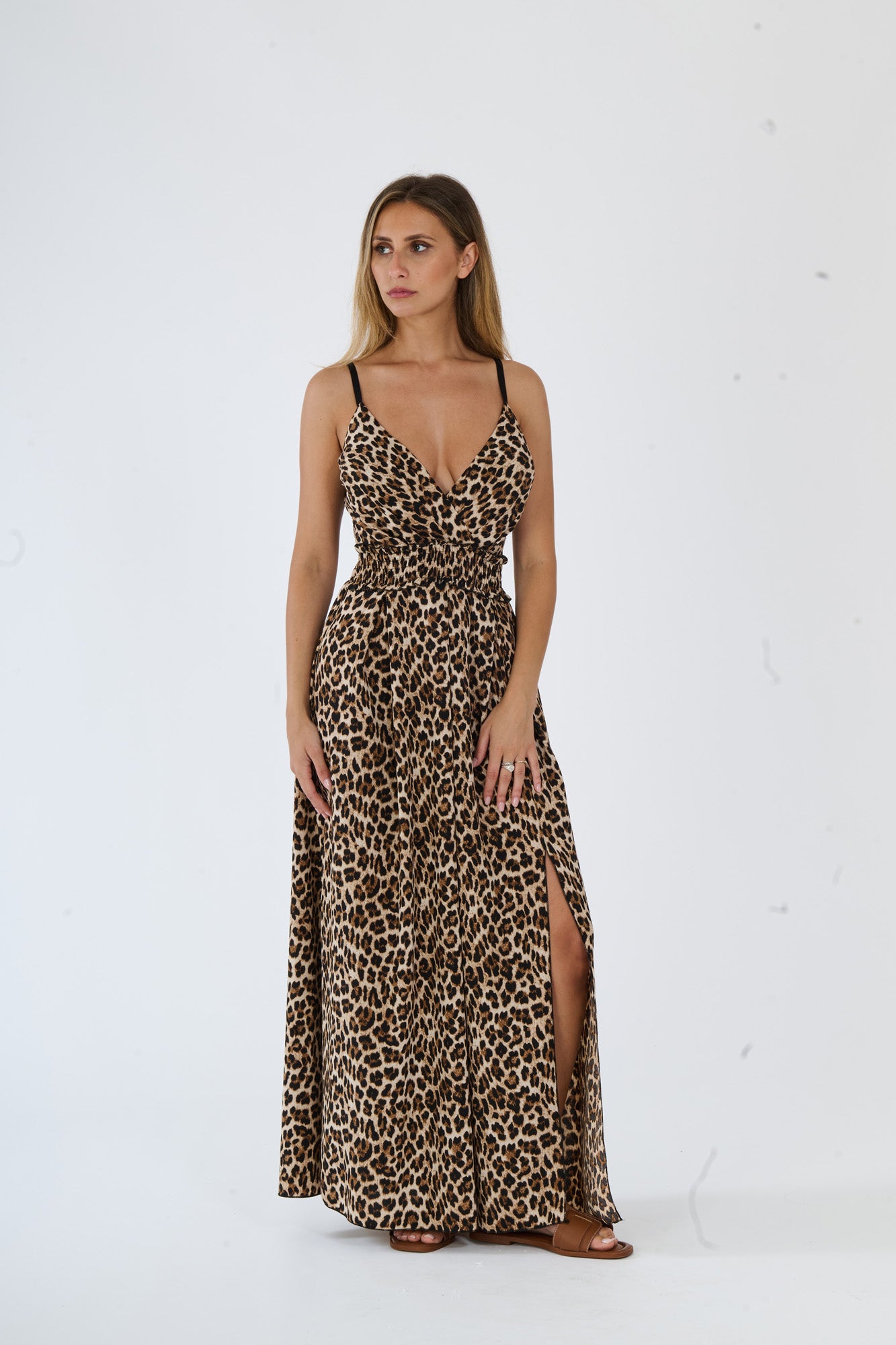 Lungo abito a fantasia leopardo, ideale per look chic e trendy.