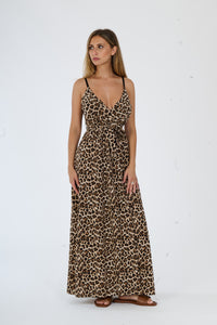 Lungo abito a motivo leopardo con scollo a V e fascia in vita, perfetto per uno stile elegante