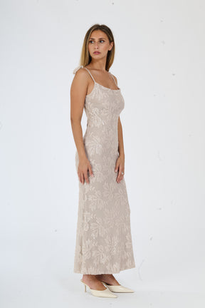Lungo abito avorio con finitura in pizzo e silhouette aderente, per un look raffinato.