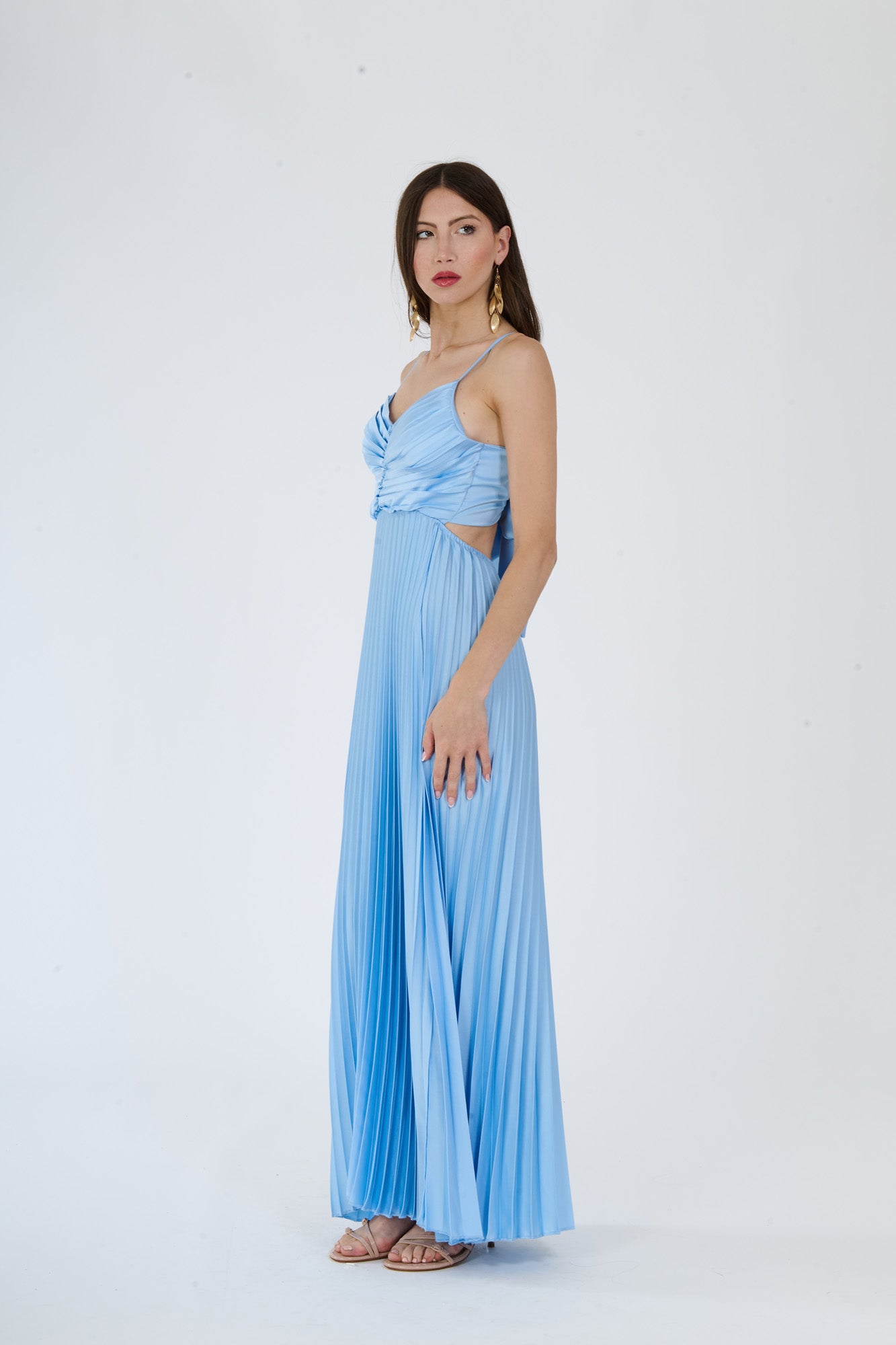 Lungo abito azzurro plissé con busto decorativo e gonna allungata, perfetto per occasioni sofisticate e eleganti.