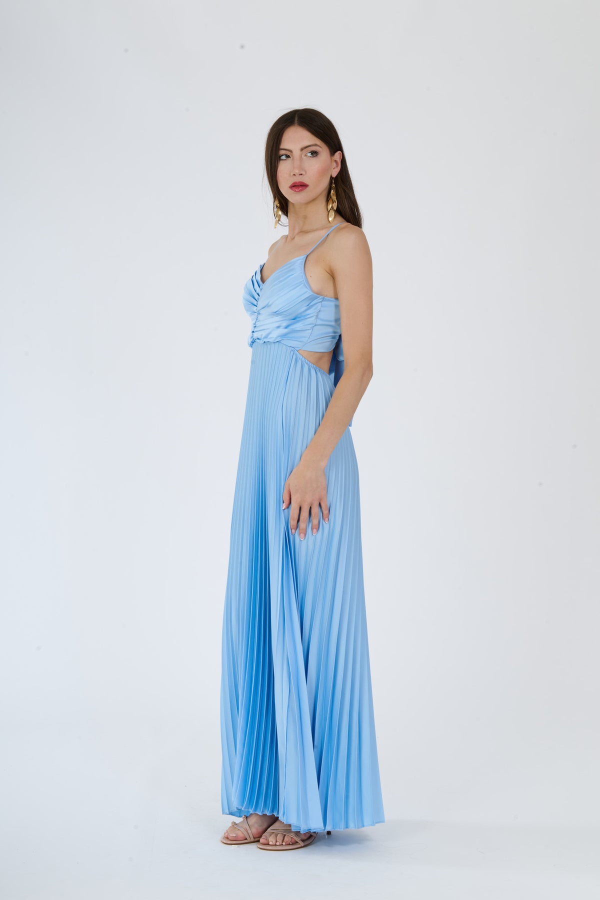 Lungo abito azzurro plissé con busto decorativo e gonna allungata, perfetto per occasioni sofisticate e eleganti.