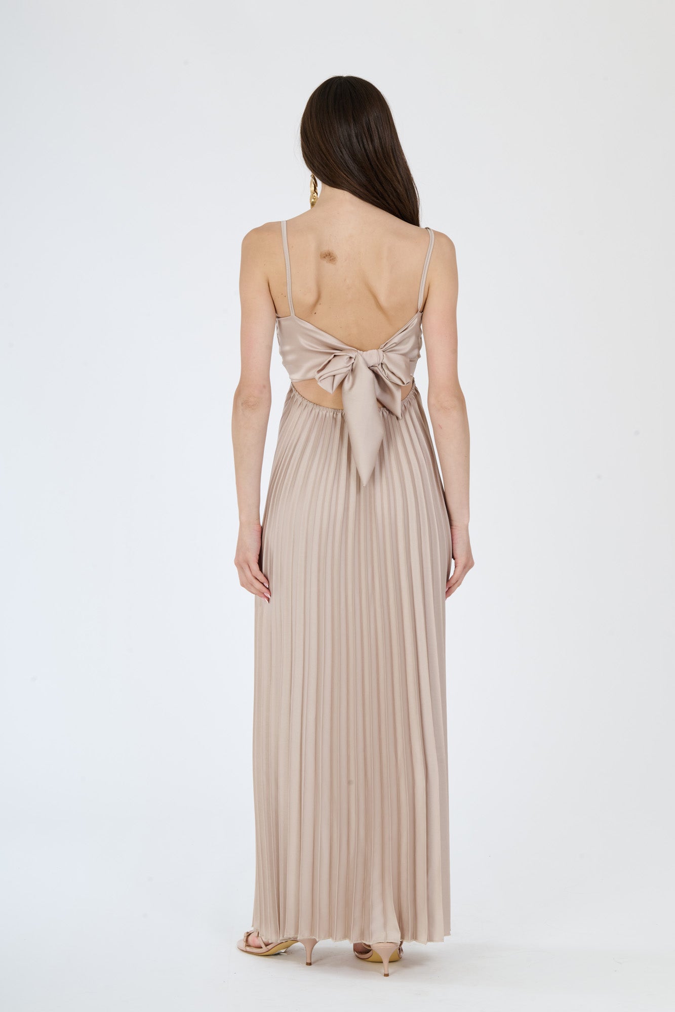 Lungo abito beige plissé con busto avvolgente e gonna fluida, perfetto per occasioni eleganti e confortevoli.