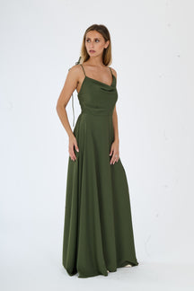 Lungo abito color militare con spalline sottili e scollo a cuore, perfetto per uno stile audace.