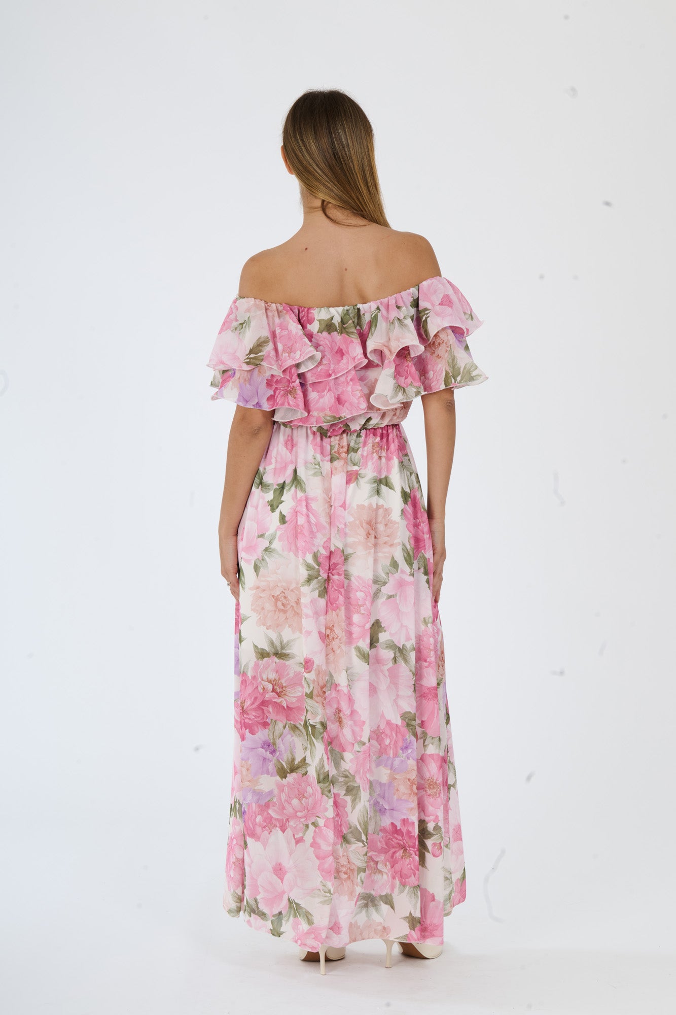 Lungo abito fuxia a fiori con silhouette aderente e dettagli di ruches, perfetto per occasioni in cui si vuole stupire.