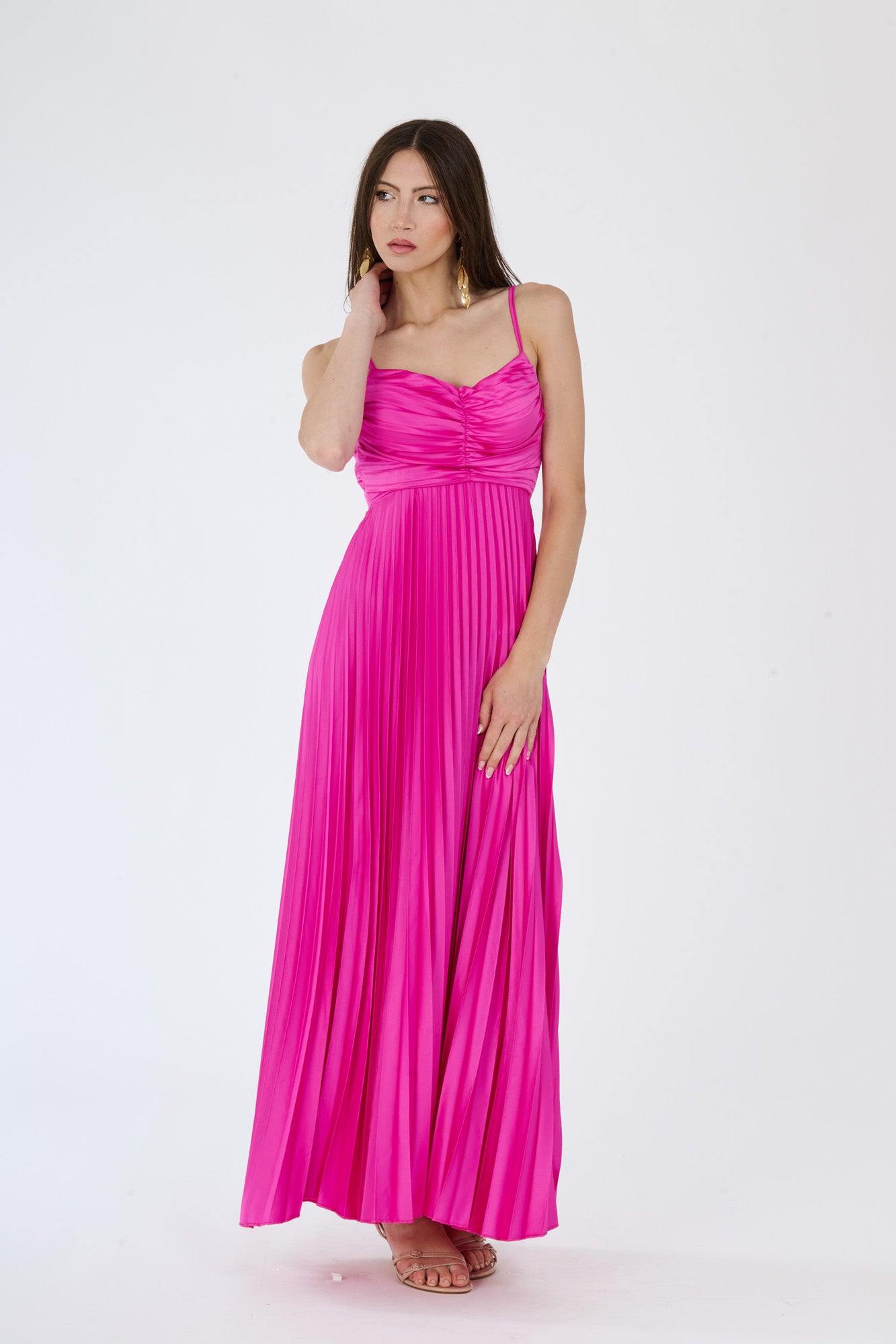 Lungo abito fuxia plissé con spalline sottili e busto ruched, perfetto per uno stile audace ed affascinante.