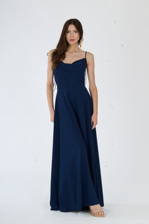 Lungo abito navy con spalline sottili e scollo a cuore, perfetto per uno stile elegante e classico.